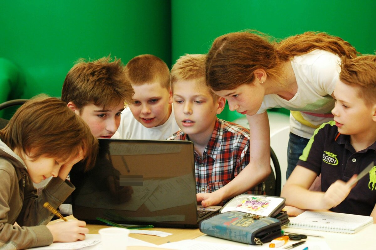 Школьник создал игру. Ученик с планшетом. Младшие школьники. Школьник с планшетом. Старшеклассники помогают младшим.