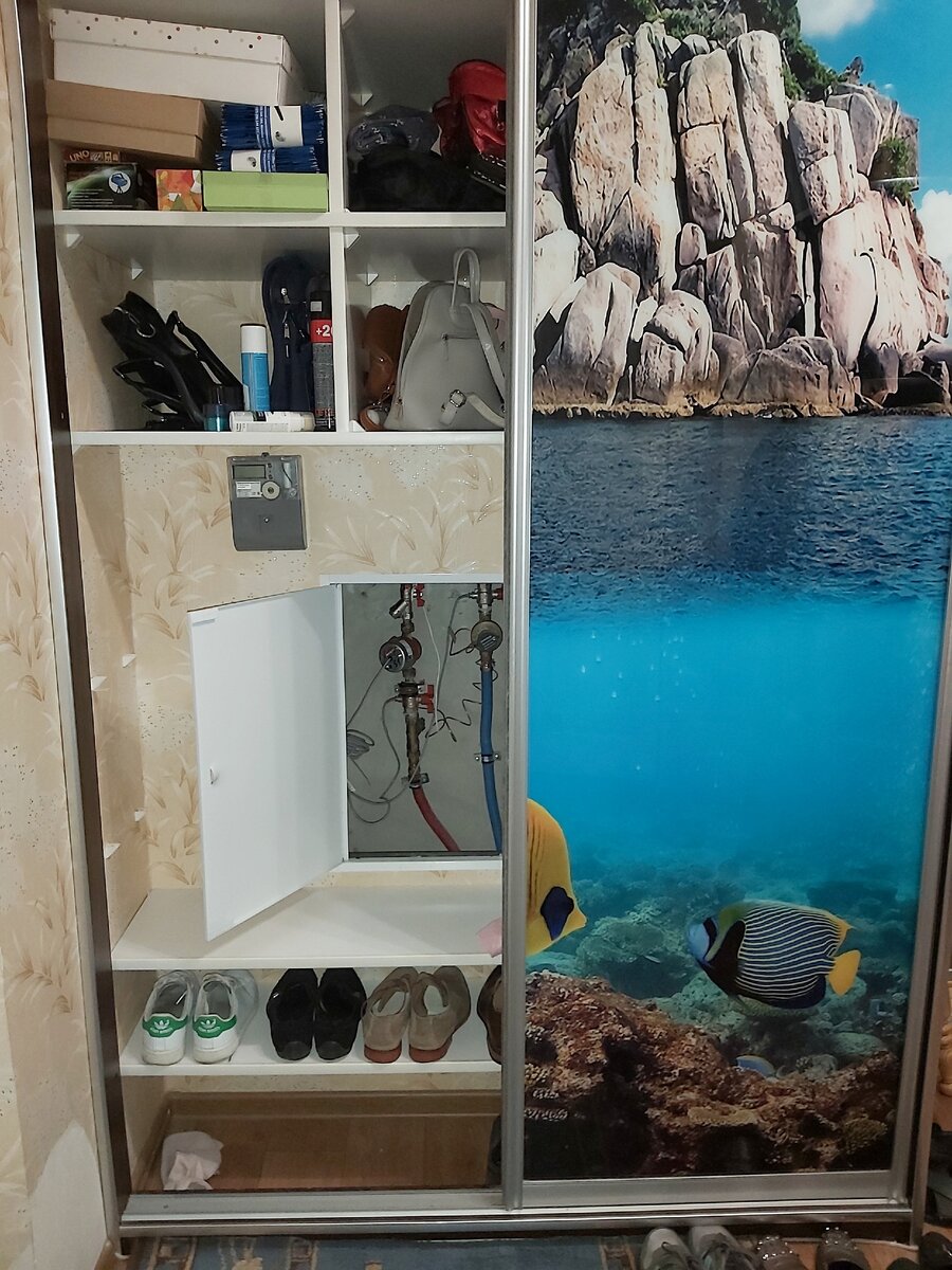 Вот так мы скрыли этот короб шкафом купе. 