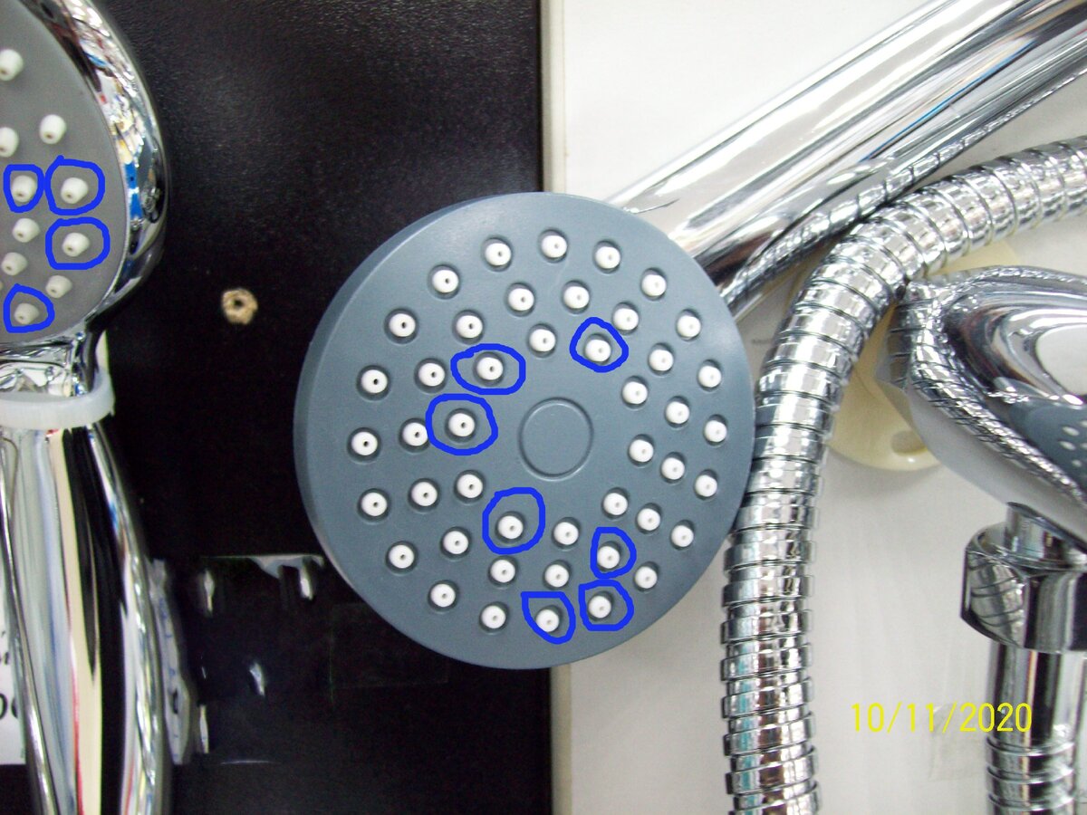 Отверстия в лейке,откуда бежит вода