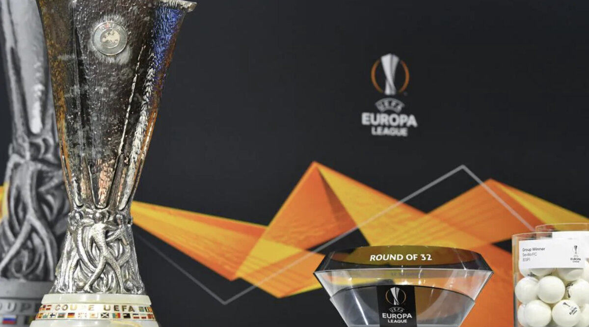14 декабря 2020 состоялась жеребьёвка плей-офф Лиги Европы.
Групповой этап Лиги Европы преодолели 24 команды: 12 победителей групп и 12 клубов, занявших вторые места на групповом этапе.