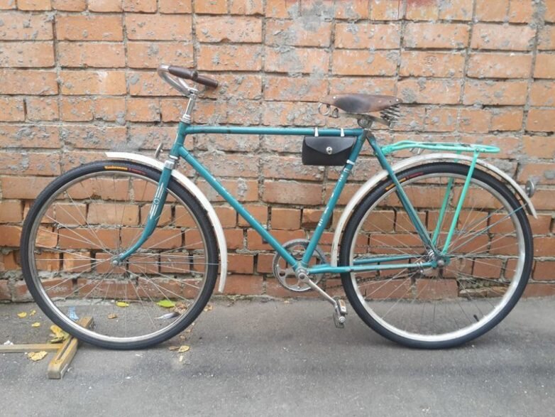 Не пугайтесь, это не предел возможностей отечественно производства, а всего лишь старенький советский велосипед.