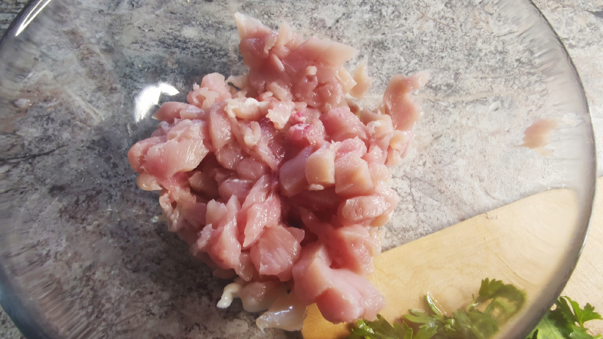 Нарезаем мелкими кубиками куриное филе. 