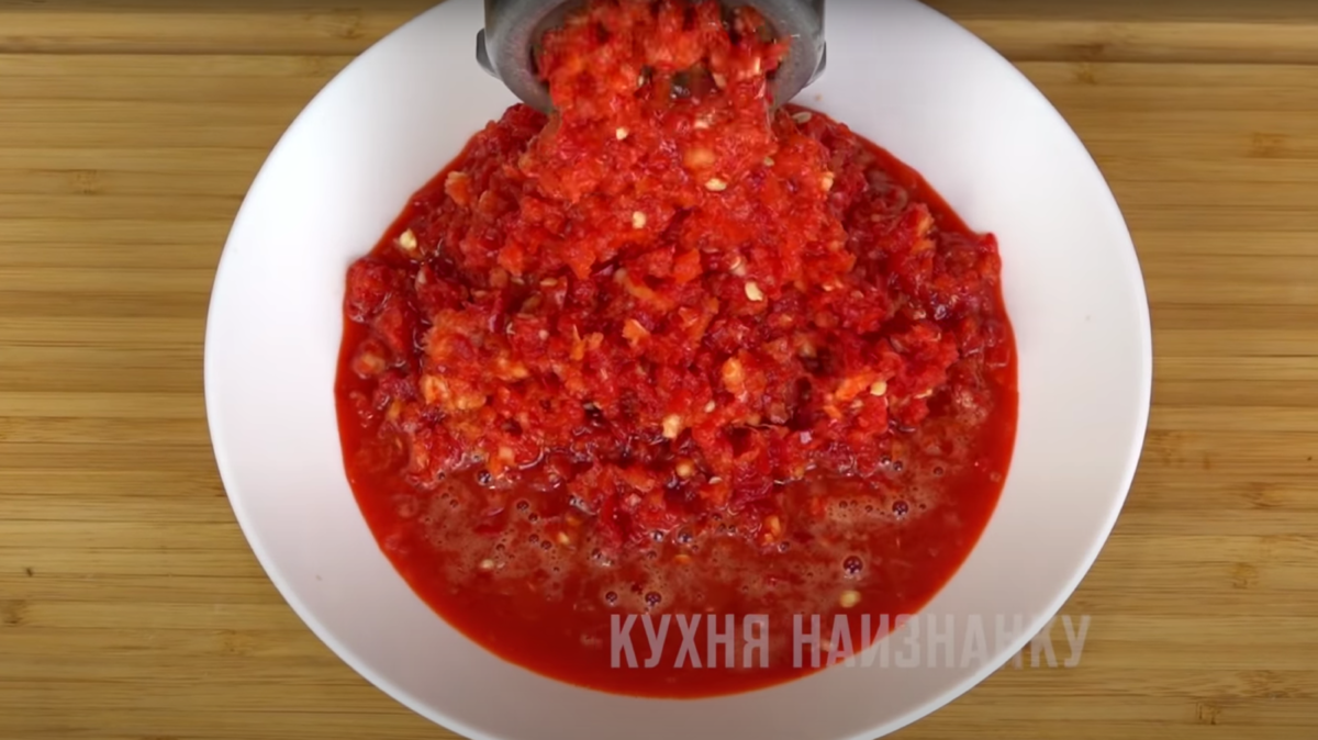 Через мясорубку соус. Сливовая аджика. Аджика в слива. Перец через мясорубку на зиму.