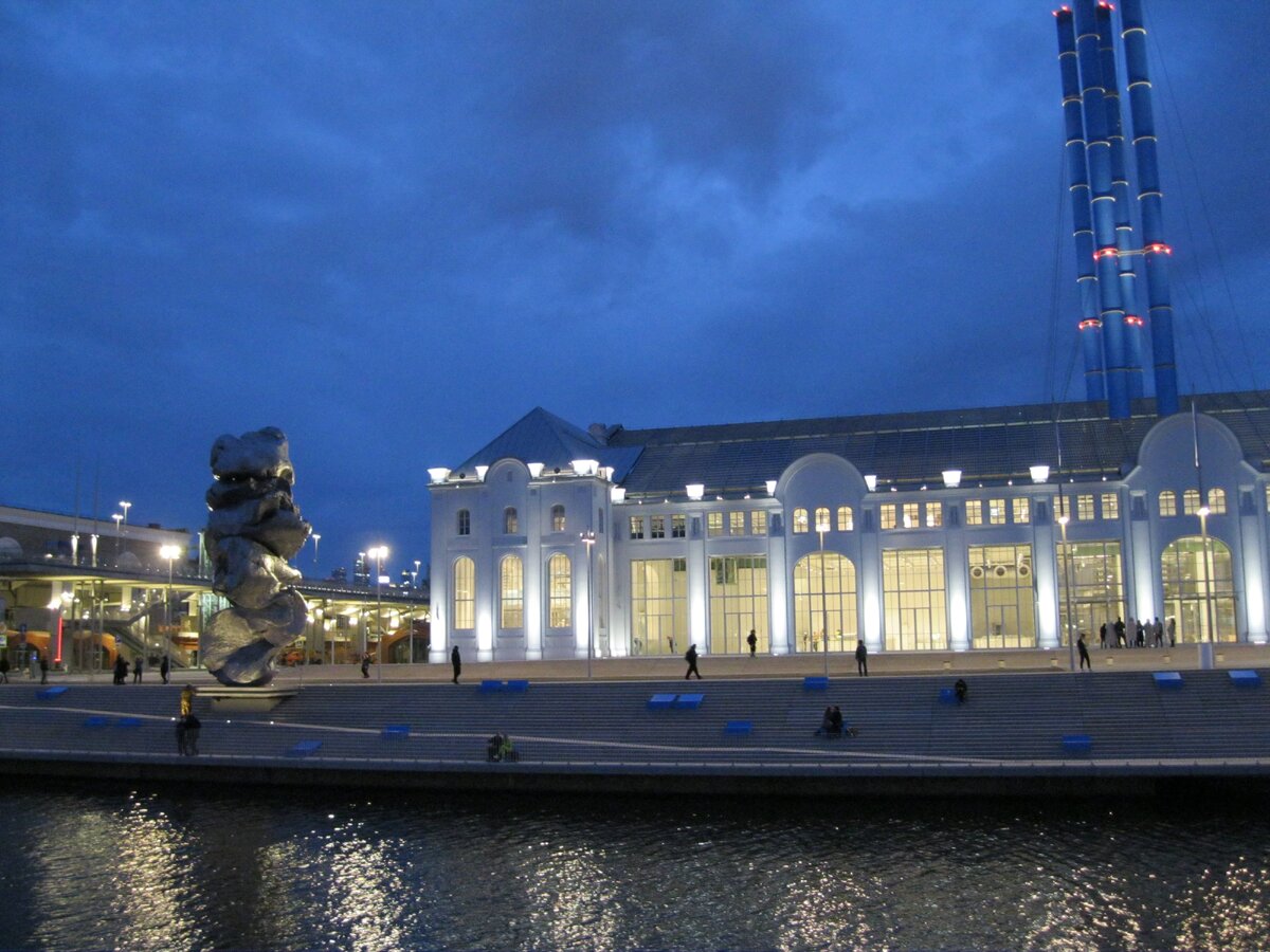 Памятник Большая Глина на Болотной набережной в центре Москвы в лучах  заката и в свете иллюминации. Стоит | Отражение Реальности | Дзен