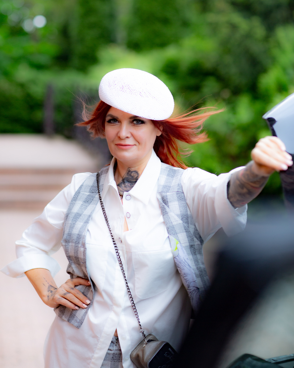 Светлана Леймах - автор уникальных колод таро и оракулов; сертифицированный коуч по развитию личности и масштабированию бизнеса; участник научно-исследовательского проекта GO-RA; основатель центра развития сверхспособностей человека «ИНЫЕ»; регрессолог, гипнотерапевт; светский эзотерик; автор энерготехник по работе с подсознанием; мастер финансовых энергопрактик; магический парфюмер; колумнист научных и глянцевых СМИ.