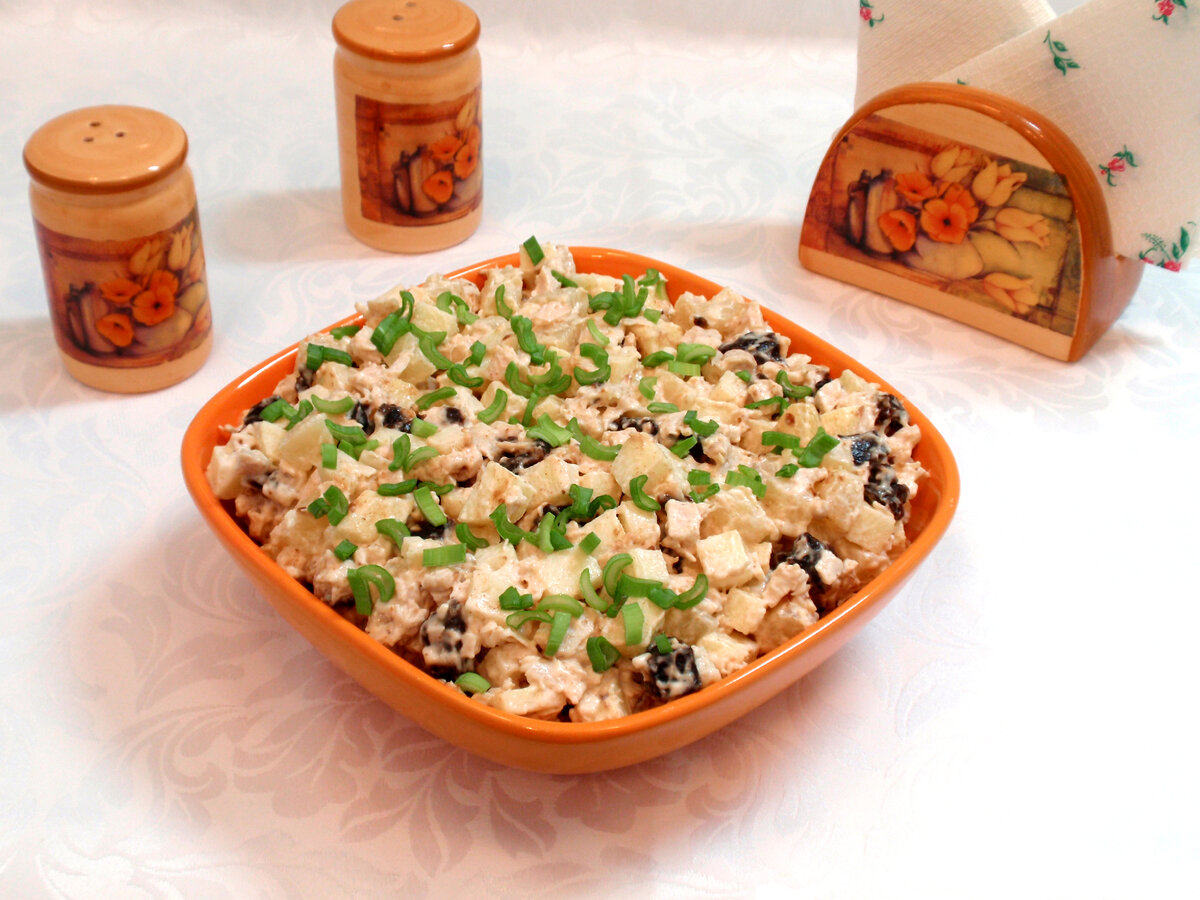 Салат из курицы, ананасов и чернослива