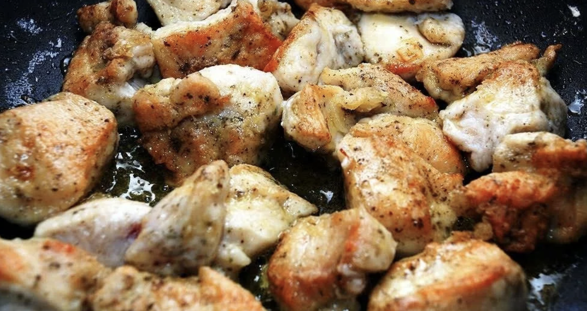 Пожарить курицу на сковороде с корочкой вкусно. Курица в духовке кусочками. Кусочки жареной курицы. Жареное куриное филе. Куриное филе на сковороде.