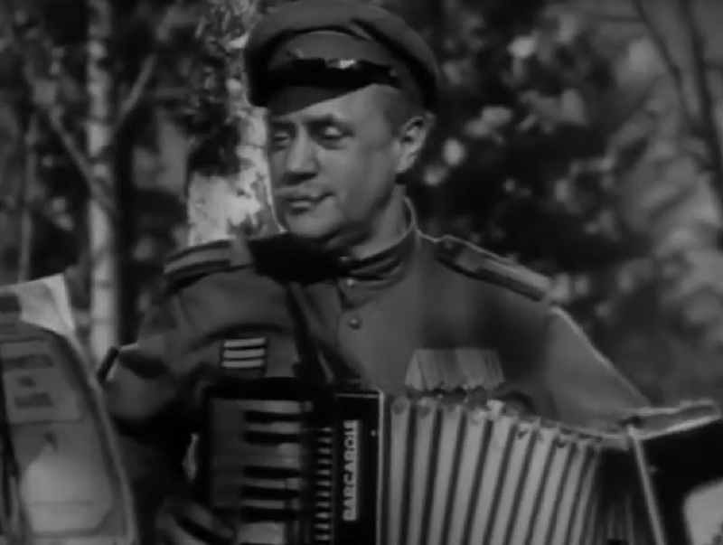 Кадр из фильма "Беспокойное хозяйство". Михаил Жаров в роли гвардии старшины Семибаба