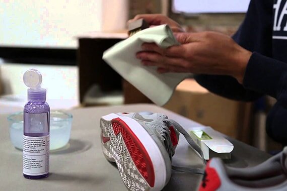 Как стирать кроссовки: полезные советы и лайфхаки | Территория моды и мега  промокоды Яндекс Маркета | Дзен