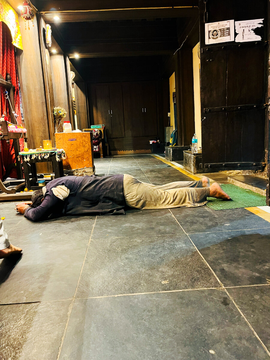 Мужчина совершает маннат в храме