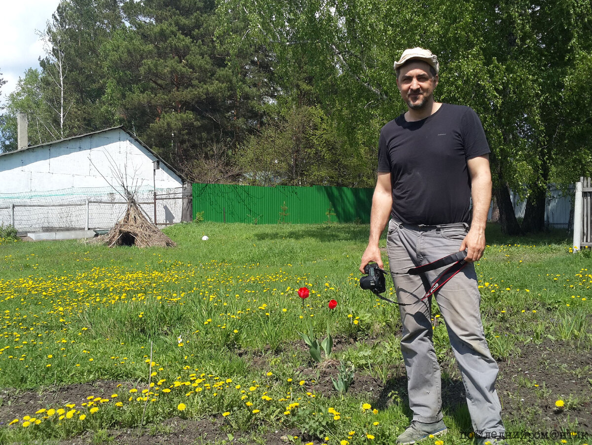 В огороде, который нужно освободить от сорняков, май 2021