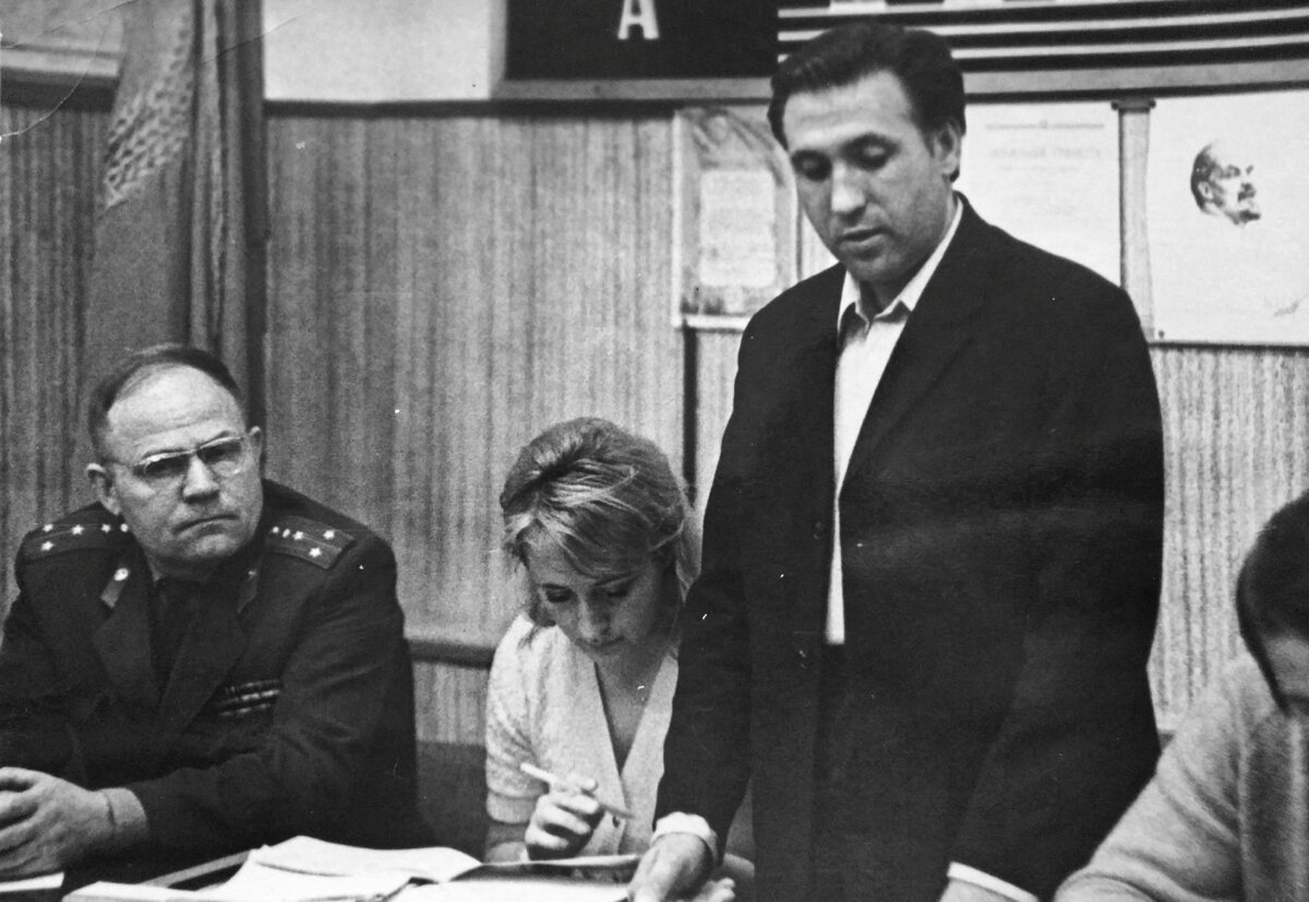 А здесь в опорном пункте при участии старшего участкового инспектора А.Г.Цаплина идёт заседание комиссии по профилактике правонарушений. Фото начала 80-ых из архива ОМВД г.Дубна 