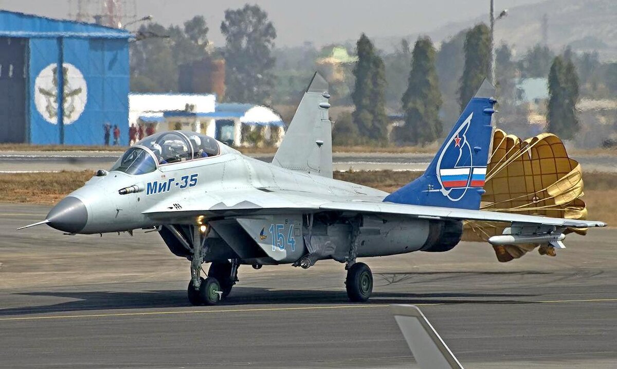 МиГ-35 — российский многофункциональный лёгкий истребитель поколения «4++», характеристики которого максимально приближены к пятому поколению.