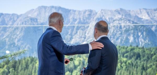 Президент США Джо Байден (л.) и канцлер Олаф Шольц (р.) на их встрече в замке Эльмау 
Фото: Майкл Каппелер/д.