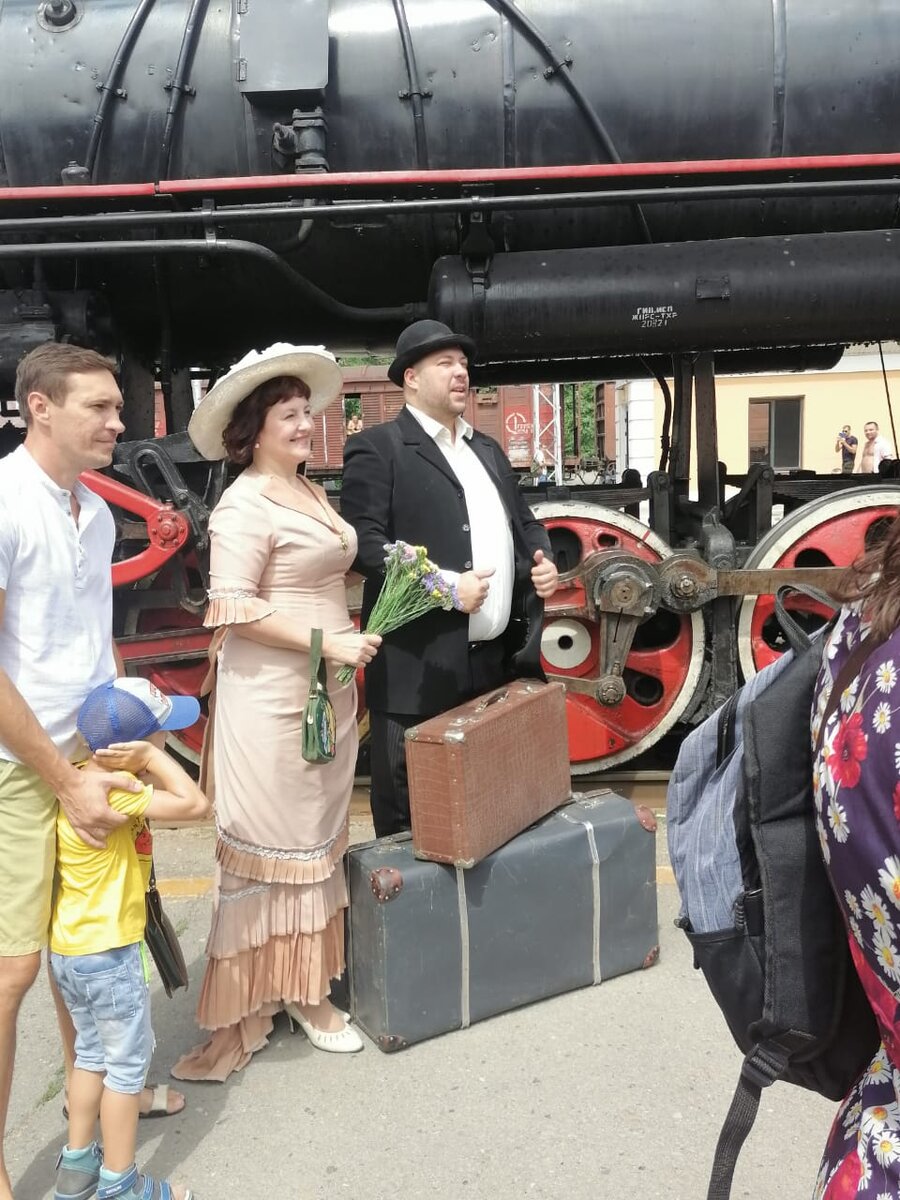 актёры встречают пассажиров туристического поезда на перроне( довольно антуражно,не находите?)