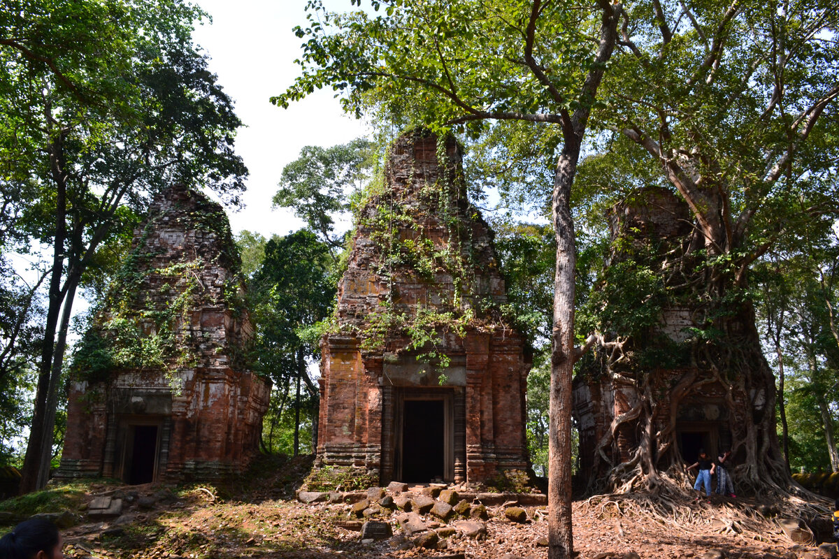 Три кирпичных святилища стоят на общем фундаменте. Вид спереди