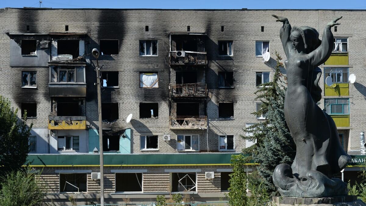    Здание в районе автовокзала в Изюме, разрушенное после обстрелов со стороны Вооруженных сил Украины© РИА Новости / Виктор Антонюк