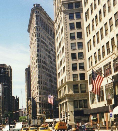 Небоскрёб  Утюг "Он считал архитектуру настоящим искусством и был искренне убежден, — хотя не рискнул бы заявить об этом в Нью-Йорке, — что небоскреб «Утюг» по своим архитектурным формам уступает Миланскому собору."