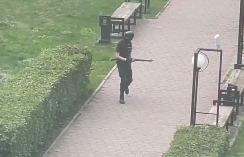     Камера засняла убийцу, идущего по кампусу университета  Скриншот с видео