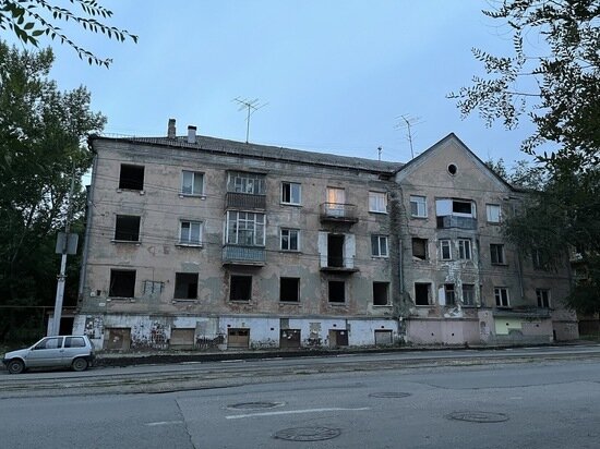     Аварийный дом на улице Азина в Саратове. Фото: Сергей Климушев