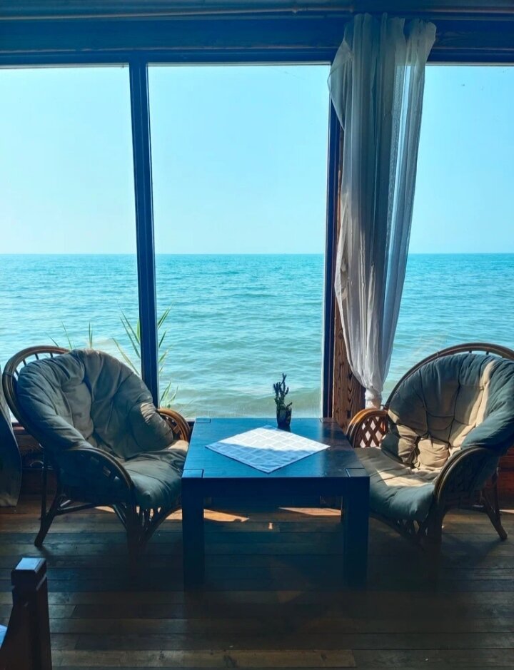 как хочется мне посидеть у этого окошка...