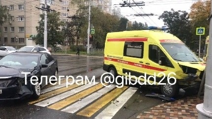     В Ставрополе легковой автомобиль столкнулся с реанимобилем, из-за чего пострадал медицинский работник, сообщили в УГИБДД по региону.