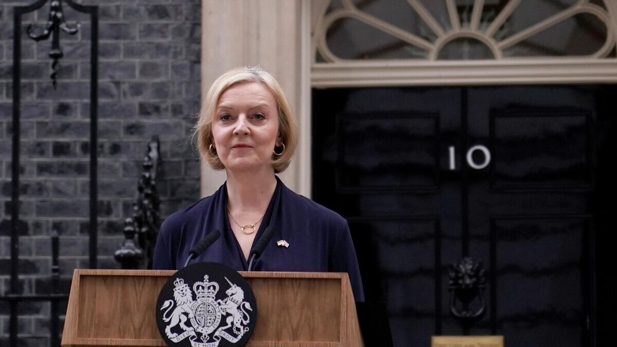    Премьер-министр Великобритании Лиз Трасс выступает с обращением у резиденции на Даунинг-стрит, 10 в Лондоне© AP Photo / Alberto Pezzali