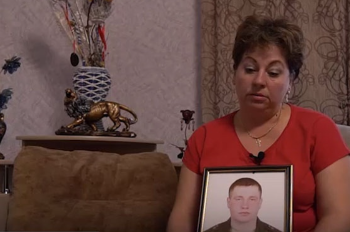 Мама Богдана Фотина с его фотографией.
