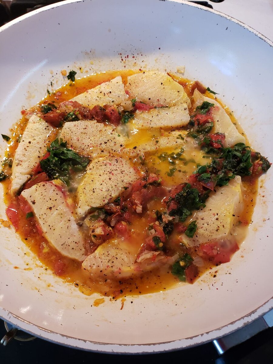 тушеная рыба с овощами и зеленью