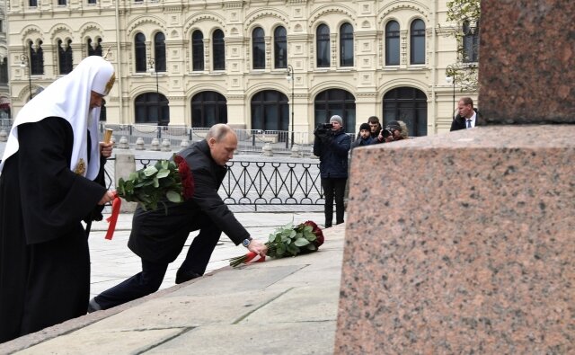    Владимир Путин возлагает цветы к памятнику Кузьме Минину и Дмитрию Пожарскому на Красной площади. Kremlin.ru