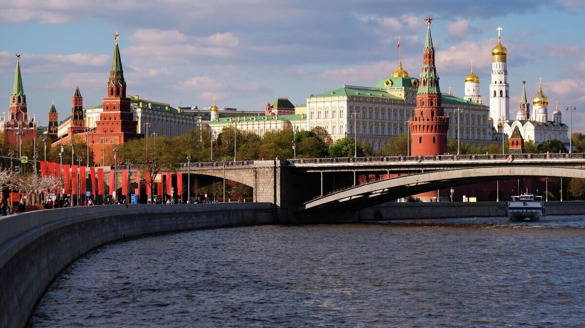    Большой Каменный мост через Москву-реку и Московский Кремль.© РИА Новости / Наталья Селиверстова