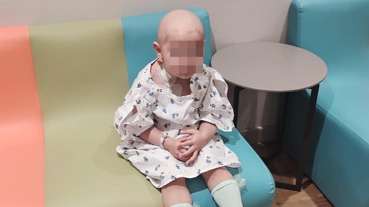    Девочка в платье сидит на диване:из личного архива