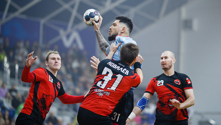    Иналь Афлитулин в атаке.ГК «Виктор»