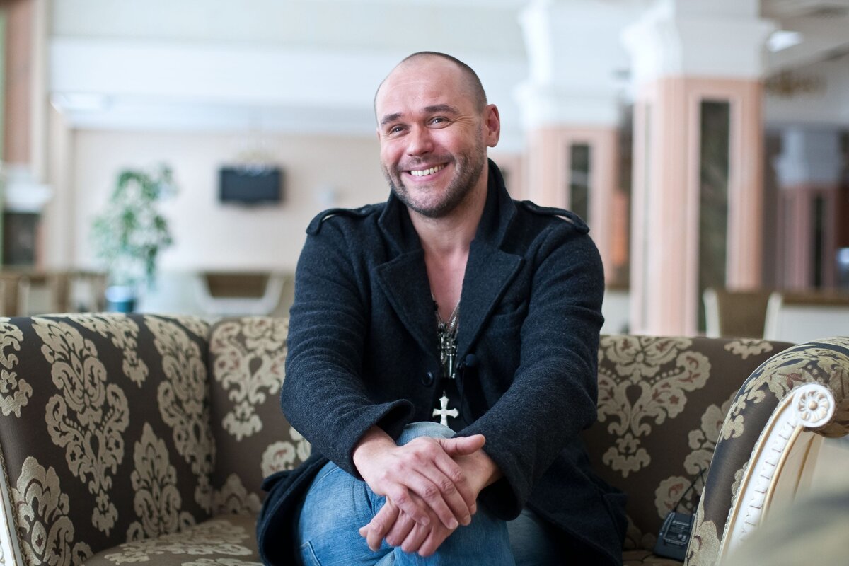 Чтобы утихомирить подвыпившего Максима Аверина, актера пришлось доставить в полицию. Позже он оплатил штраф за хулиганство на борту самолета.