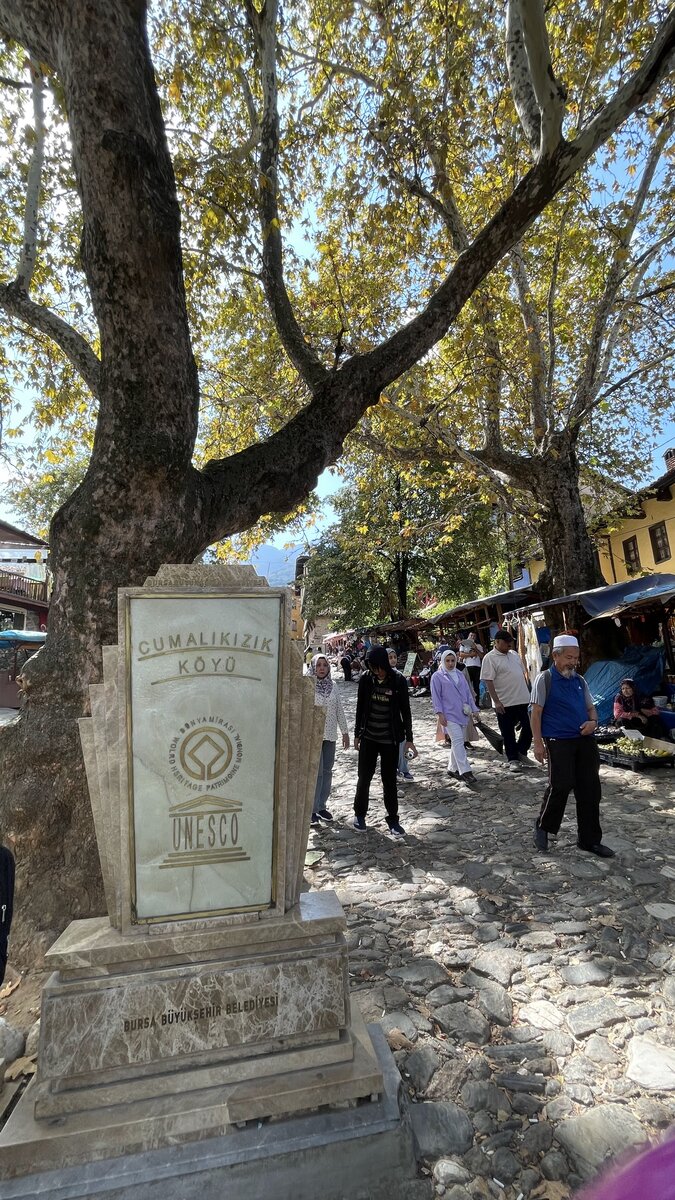 Обычно здесь стоят в очередь, чтобы сфотографироваться. Но я вот поймала момент без любителей селфи.