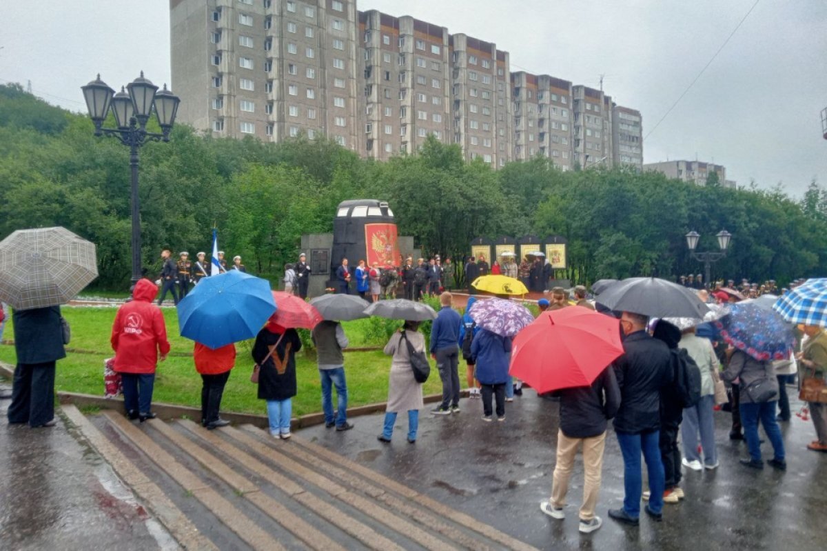    Несмотря на дождь, возле мемориала собралось немало северян.