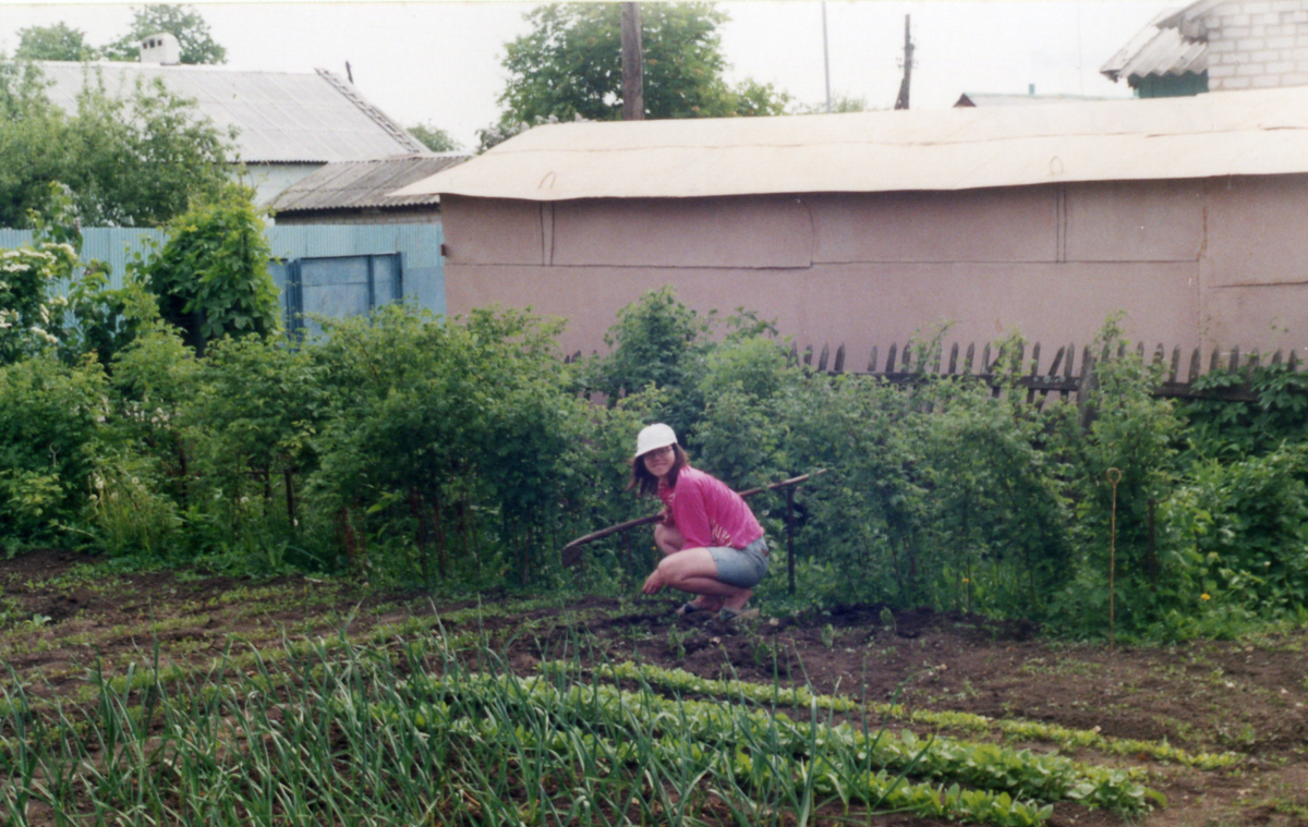 это я в огороде у родителей, грядки уже посажены только мной и папой