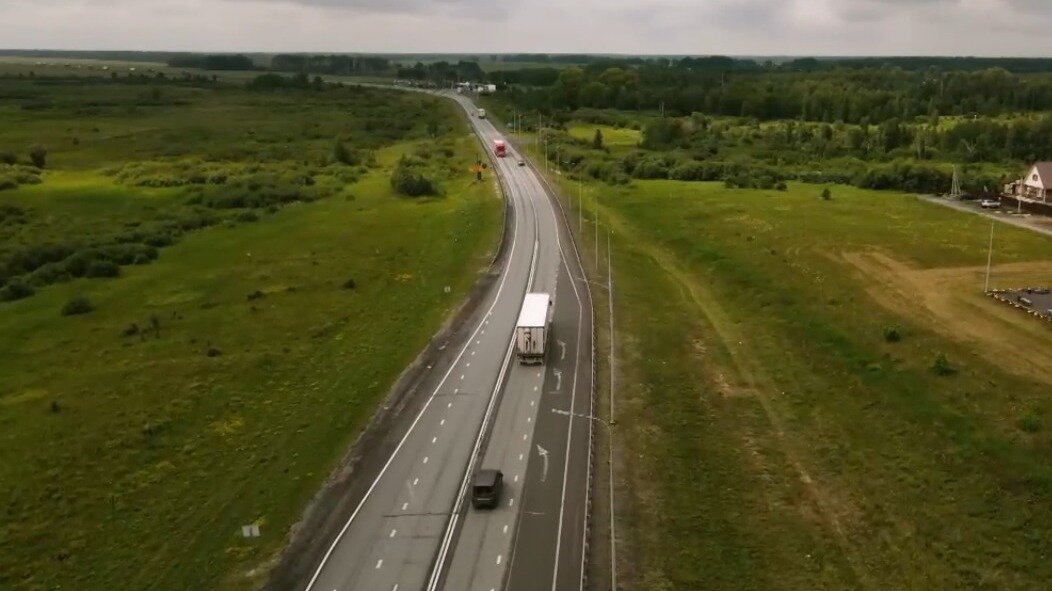     Большинство крупных сёл и посёлков Тюменской области находятся около федеральной трассы Р-402. Дорога Тюмень — Омск создаёт новые условия для небольшого местного бизнеса.