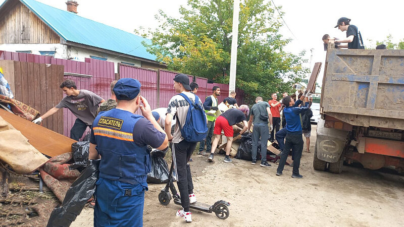 Специалисты администрации Владивостока приехали в Уссурийск с волонтерской помощью