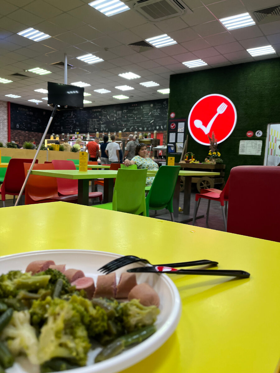 Ценник в столовых средний, но еда не очень вкусная. Я бы сказала обычная, но там кушает много людей, а значит продукты долго не лежат и будут свежими. 