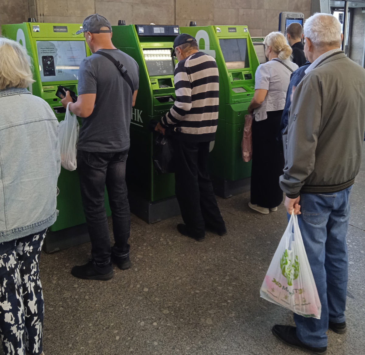 Не однократно слышал от пенсионеров, что их карты заблокировали по долгам.