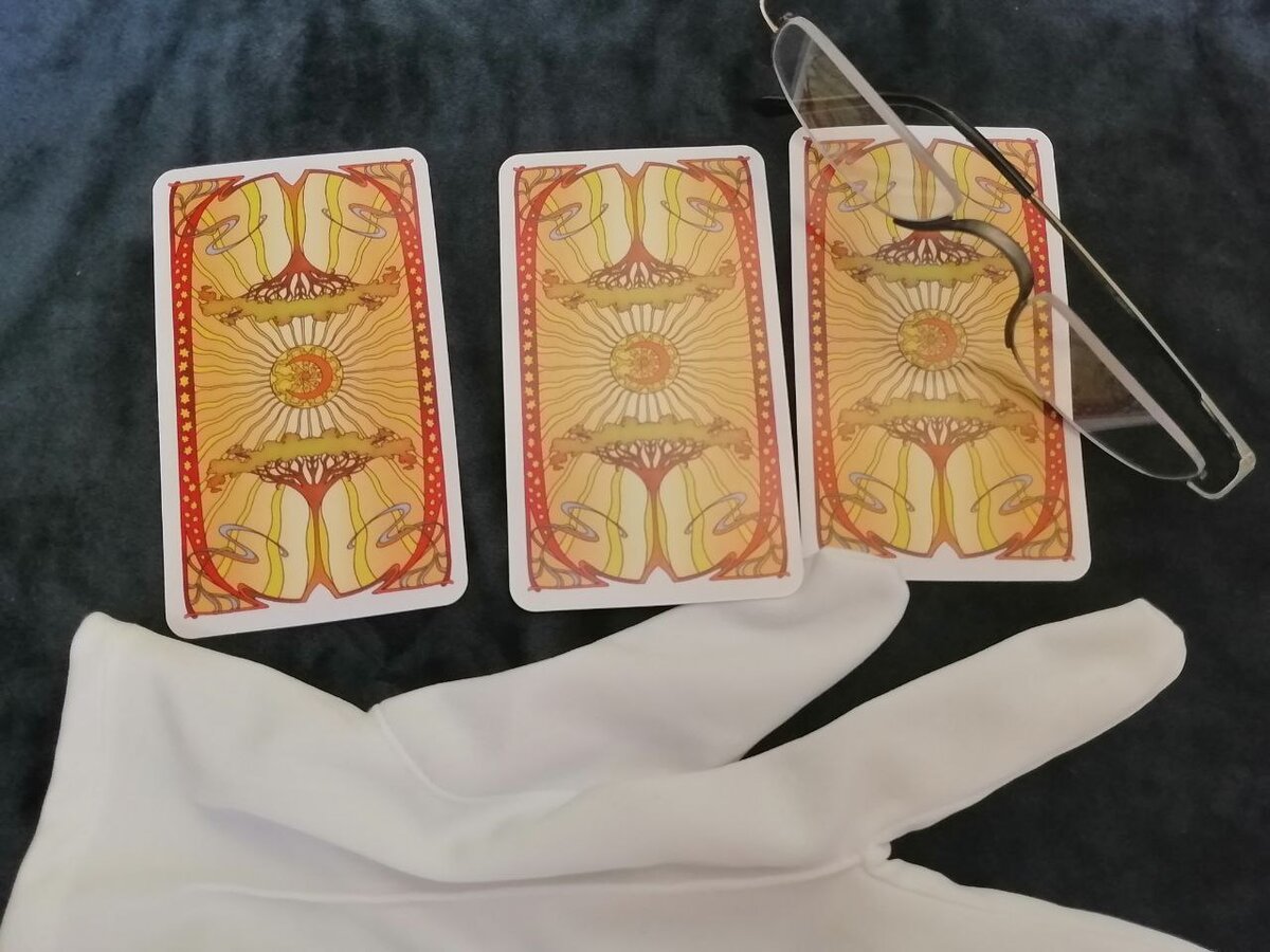 Нераскрытый фиксированный триплет: горизонтальное расположение карт