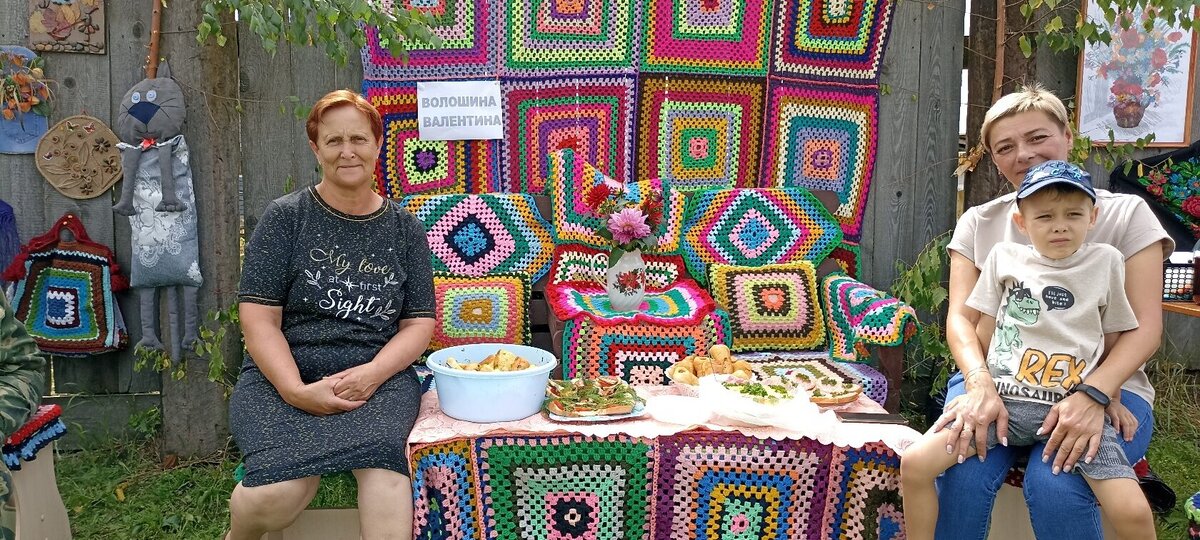 Рукодельница Валентина Петровна Волошина с невесткой и внуком