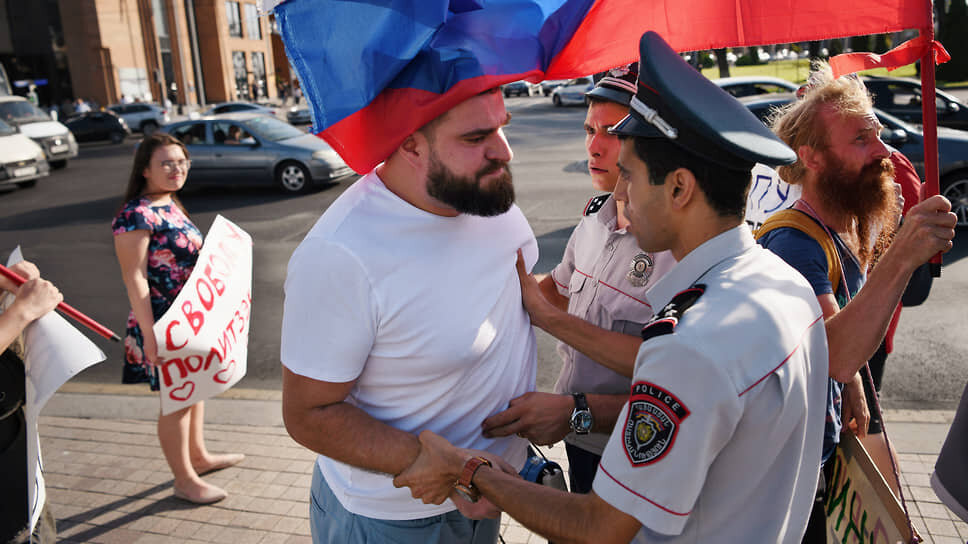 Фото: Александр Патрин / Коммерсантъ📷Задержание Мики Бадаляна на митинге в Ереване в июле 2022 года