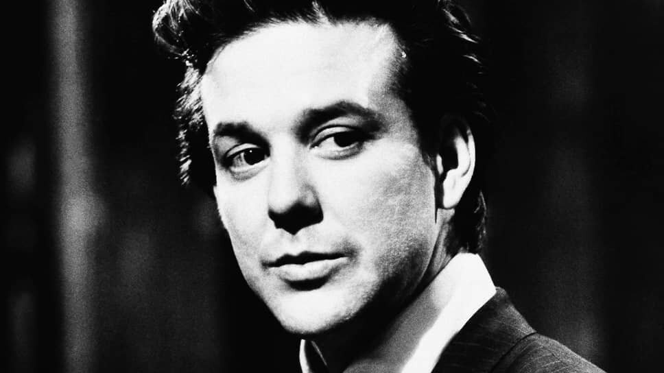    «Детства у меня не было. Отчасти потому, что я работал практически всю жизнь»    
Микки Рурк (настоящее имя — Филип Андре Рурк-младший) родился 16 сентября 1952 года в американском городе Скенектади (штат Нью-Йорк). Отец — культурист-любитель, был поклонником бейсболиста Микки Мэнтла и стал называть Филиппа именем Микки. Вскоре он ушел из семьи, мать вышла замуж за бывшего полицейского. Отношения Рурка с отчимом не сложились. Он ненавидел его настолько, что хотел убить MGM/UA/AP