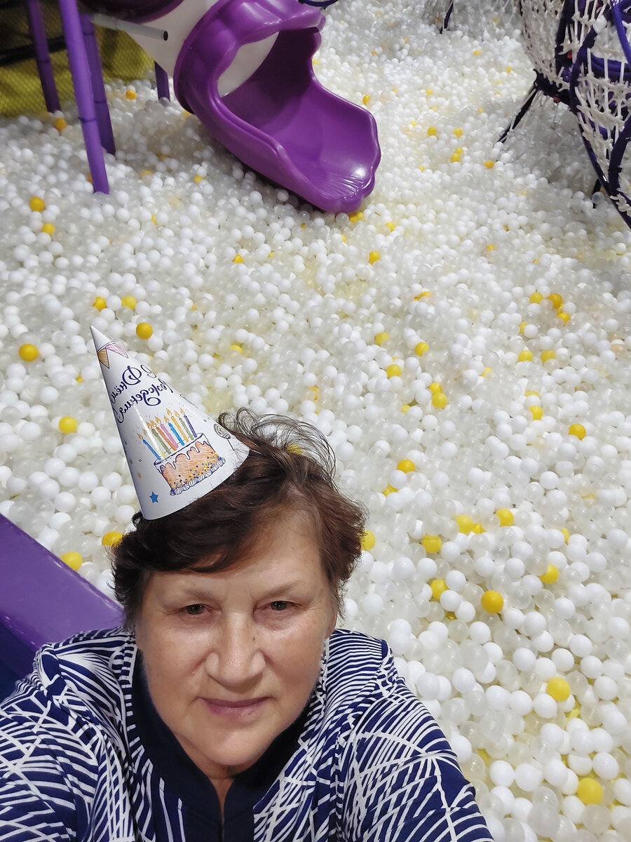 Это я. Притворяюсь веселой. Разочаровать детей нельзя. Натягиваем улыбки и как-то стараемся сохранить капли рассудка...Думаю, а сколько раз обрабатываются эти шарики? Кто проверяет эту страну игр? Как она работает/не работает в эпидемии? 