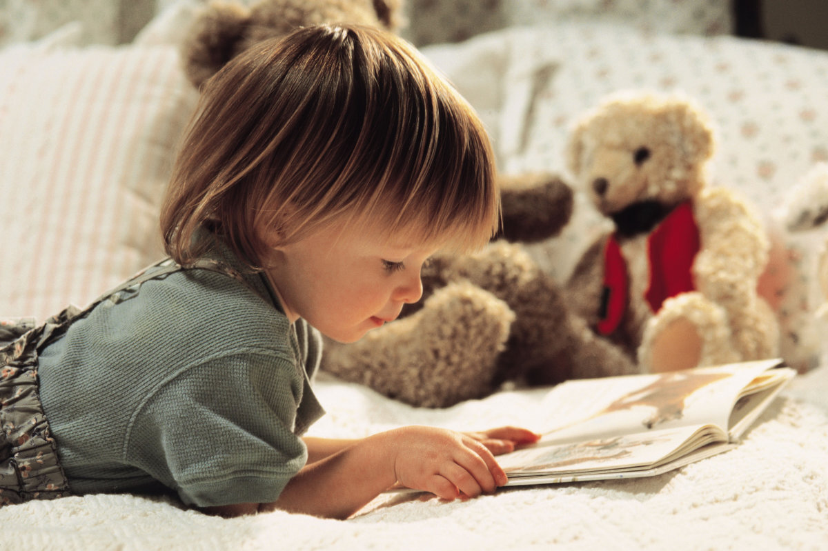 Childhood time. Маленький ребенок с книгой. Чтение маленьким детям. Книжки игрушки для детей. Сказки для детей читать.