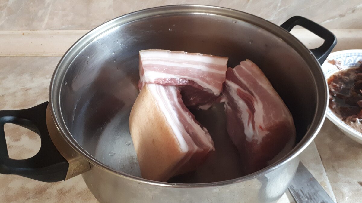 Купил кусочек свиной прослойки. Разделил на три примерно равных кусочка. 220 руб/кг.