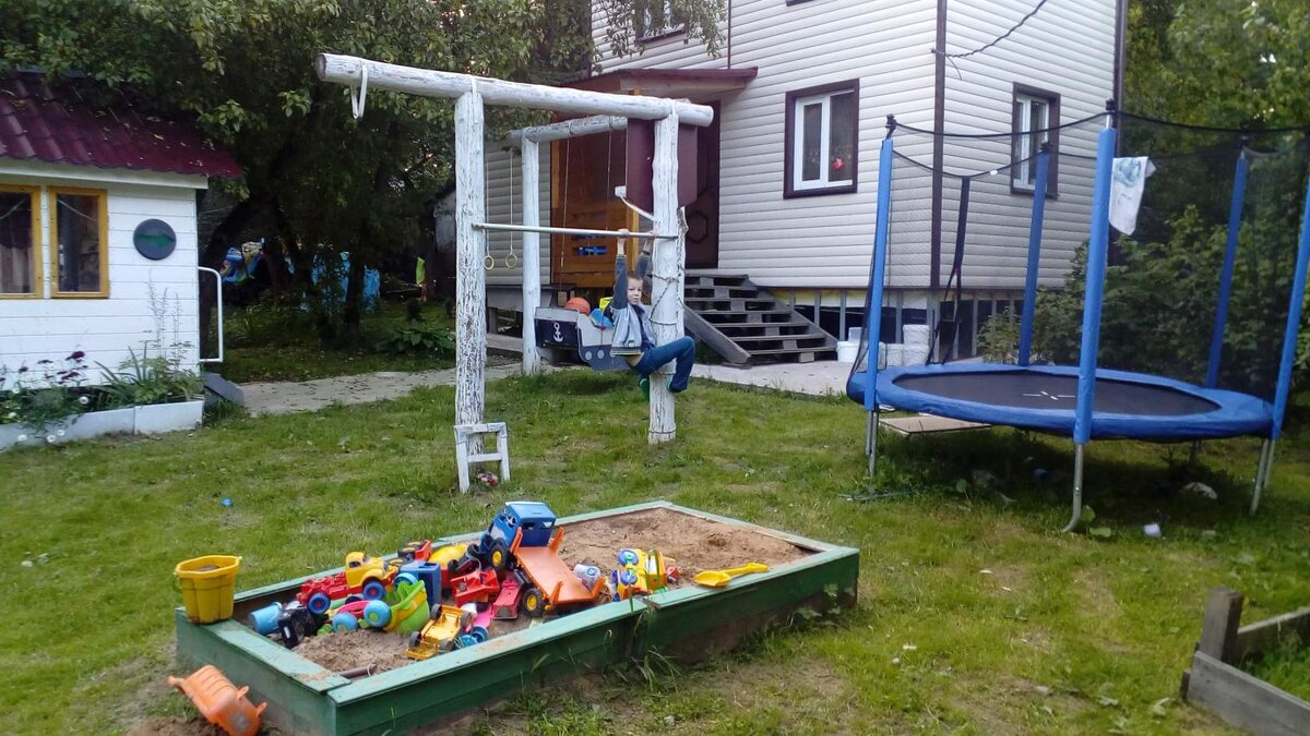 Детская площадка на даче.
