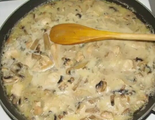 Соус:грибы,лук сметана